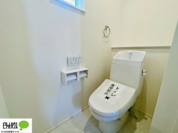 �g�C���@�{�H��ʐ^�F1�E2�K�E�H�V�����b�g�g�C�������B