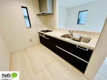 �L�b�`���@�{�H��ʐ^�F�l�C�̃J�E���^�[�L�b�`������́A���r���O�ɂ��邲�Ƒ��̗l�q���f���܂�