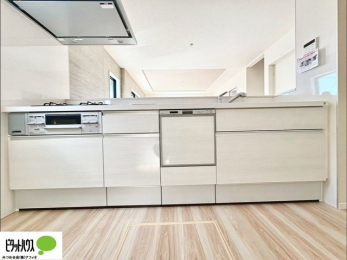 �L�b�`���@�{�H��ʐ^�F�l�C�̃J�E���^�[�L�b�`������́A���r���O�ɂ��邲�Ƒ��̗l�q���f���܂�