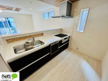 �L�b�`���@�{�H��ʐ^�F�l�C�̃J�E���^�[�L�b�`������́A���r���O�ɂ��邲�Ƒ��̗l�q���f���܂�