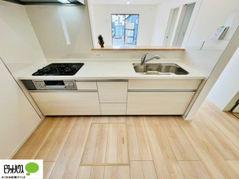 �L�b�`���@�{�H��ʐ^�F�l�C�̃J�E���^�[�L�b�`������́A���r���O�ɂ��邲�Ƒ��̗l�q���f���܂�