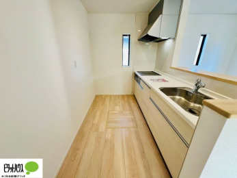 �L�b�`���@�{�H��ʐ^�F�l�C�̃J�E���^�[�L�b�`������́A���r���O�ɂ��邲�Ƒ��̗l�q���f���܂�