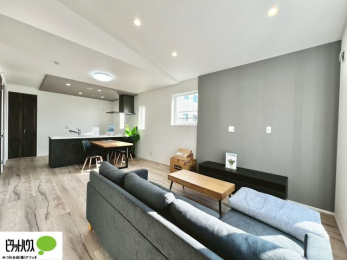 ���̑��@16.9���̃��r���O�́A�Ƌ�̔z�u���l���₷�������`�^�ł��B�߂����₷���Ƒ��݂�Ȃ̌e���̏�ɁB