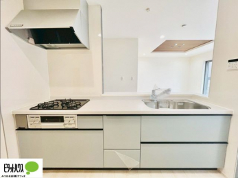 �L�b�`���@�{�H��ʐ^�F�l�C�̃J�E���^�[�L�b�`������́A���r���O�ɂ��邲�Ƒ��̗l�q���f���܂�