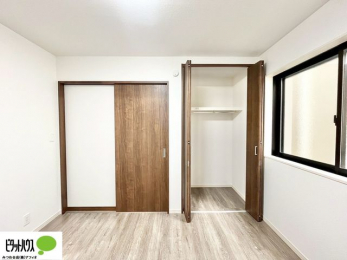 �o���R�j�[�@���ꂼ��̂������Ɏ��[�X�y�[�X������̂Ńv���C�x�[�g�ȉו����g�߂ɒu�����Ƃ��ł��܂��B