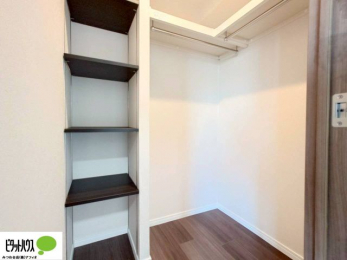 ���̑����ρ@�傫�ȃE�H�[�N�C���N���[�[�b�g�ɂ́A�G�ߕ��̈ߗނȂǂ܂Ƃ߂Ď��[�ł��A���������L���g���܂�