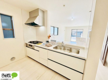 �L�b�`���@�{�H��ʐ^�F�l�C�̃J�E���^�[�L�b�`������́A���r���O�ɂ��邲�Ƒ��̗l�q���f���܂�