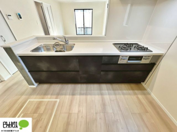 �L�b�`���@�{�H��ʐ^�@�l�C�̃J�E���^�[�L�b�`������́A���r���O�ɂ��邲�Ƒ��̗l�q���f���܂�