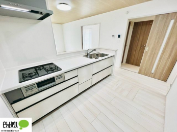 �L�b�`���@�{�H��ʐ^�@�l�C�̃J�E���^�[�L�b�`������́A���r���O�ɂ��邲�Ƒ��̗l�q���f���܂�