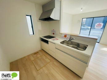 �L�b�`���@�{�H��ʐ^�F�l�C�̃J�E���^�[�L�b�`������́A���r���O�ɂ��邲�Ƒ��̗l�q���f���܂�