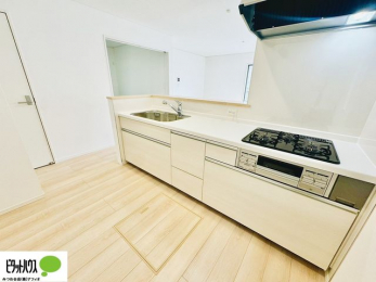 �L�b�`���@�{�H��ʐ^�F�l�C�̃J�E���^�[�L�b�`������́A���r���O�ɂ��邲�Ƒ��̗l�q���f���܂�