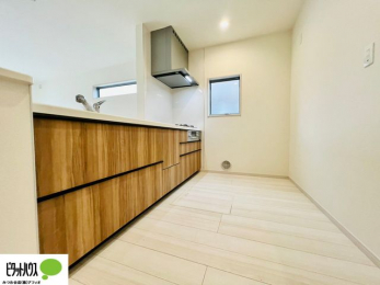 �L�b�`���@�{�H��ʐ^�F�l�C�̃J�E���^�[�L�b�`������́A���r���O�ɂ��邲�Ƒ��̗l�q���f���܂�