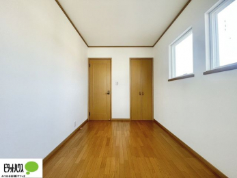 ���ց@�N���[�[�b�g�́A�����E���s��������A��̒����ߗނ����N���N���[�\�ł�