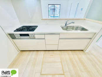 �L�b�`���@�{�H��ʐ^�@�l�C�̃J�E���^�[�L�b�`������́A���r���O�ɂ��邲�Ƒ��̗l�q���f���܂�