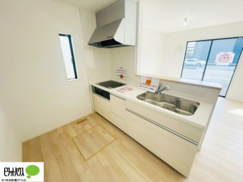 �L�b�`���@�{�H��ʐ^�F�l�C�̃J�E���^�[�L�b�`������́A���r���O�ɂ��邲�Ƒ��̗l�q���f���܂�