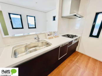 �L�b�`���@�{�H��ʐ^�@�V�z�Ȃ�ł͂̃s�J�s�J�̃L�b�`���͖����̂��������y�������Ă���܂��ˁB