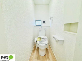 �g�C���@�{�H��ʐ^�F1�E2�K�E�H�V�����b�g�g�C�������B