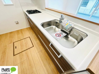 �L�b�`���@�{�H��ʐ^�F�l�C�̃J�E���^�[�L�b�`������́A���r���O�ɂ��邲�Ƒ��̗l�q���f���܂�