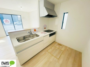 �L�b�`���@�{�H��ʐ^�F�l�C�̃J�E���^�[�L�b�`������́A���r���O�ɂ��邲�Ƒ��̗l�q���f���܂�