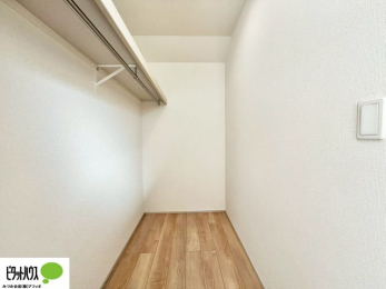 ���̑����ρ@�E�H�[�N�C���N���[�[�b�g�͂��m�������[����̂͂������A���s�o�b�N�Ȃǂ̑傫�ȉו������[���Ă����̂ɂ��֗��ł��B