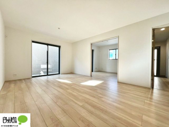 ���r���O�@16���̃��r���O�́A�Ƌ�̔z�u���l���₷�������`�^�ł��B�߂����₷���Ƒ��݂�Ȃ̌e���̏�ɁB