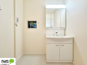 ���ʑ�E���ʏ��@�V�����[�t���O�ʋ����ʑ�B�㕔�ɂ����[�X�y�[�X������A�������X�b�L���Еt���܂�