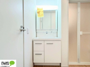 ���ʑ�E���ʏ��@�V�����[�t���O�ʋ����ʑ�B�㕔�ɂ����[�X�y�[�X������A�������X�b�L���Еt���܂�