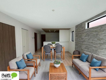 ���r���O�@�l�C�̑ΖʃL�b�`���ŉƑ��݂�Ȃ������ꏏ�B�����ۂ̎����ʐ^��CG�ŉƋ��z�u�����C���[�W�ł���A���ۂƂ͑����قȂ�܂��B