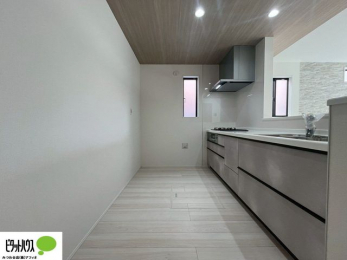 �L�b�`���@�l�C�̃J�E���^�[�L�b�`������́A���r���O�ɂ��邲�Ƒ��̗l�q���f���܂�