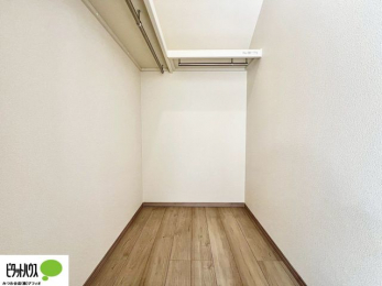 ���[�@�E�H�[�N�C���N���[�[�b�g�͂��m�������[����̂͂������A���s�o�b�N�Ȃǂ̑傫�ȉו������[���Ă����̂ɂ��֗��ł��B