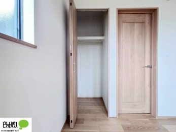 �o���R�j�[�@���ꂼ��̂������Ɏ��[�X�y�[�X������̂Ńv���C�x�[�g�ȉו����g�߂ɒu�����Ƃ��ł��܂��B