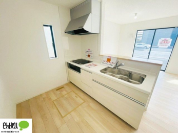 �L�b�`���@�{�H��ʐ^�F�l�C�̃J�E���^�[�L�b�`������́A���r���O�ɂ��邲�Ƒ��̗l�q���f���܂�