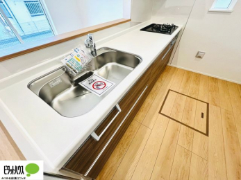 �L�b�`���@�{�H��ʐ^�F�l�C�̃J�E���^�[�L�b�`������́A���r���O�ɂ��邲�Ƒ��̗l�q���f���܂�