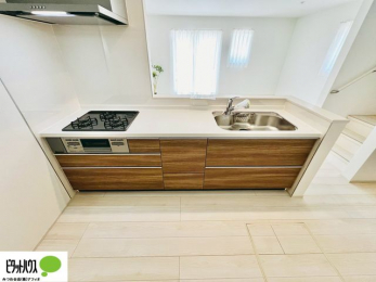 �L�b�`���@�{�H��ʐ^�@�l�C�̃J�E���^�[�L�b�`������́A���r���O�ɂ��邲�Ƒ��̗l�q���f���܂�