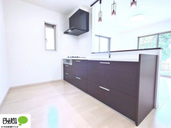 �L�b�`���@�l�C�̃J�E���^�[�L�b�`������́A���r���O�ɂ��邲�Ƒ��̗l�q���f���܂�