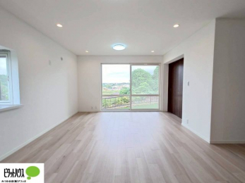 ���r���O�@���R�����������ޒg���ȃ��r���O�B��������ɂ͓Ǐ��₨���Q�ł����Ȃ���̂�т�Ɖ߂����ЂƎ����B