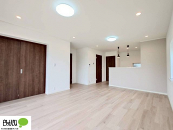 ���r���O�@16���̃��r���O�́A�Ƌ�̔z�u���l���₷�������`�^�ł��B�߂����₷���Ƒ��݂�Ȃ̌e���̏�ɁB