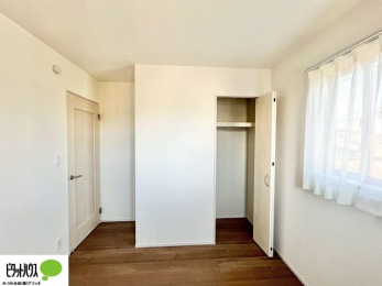 ���[�@�N���[�[�b�g�́A�����E���s��������A��̒����ߗނ����N���N���[�\�ł�