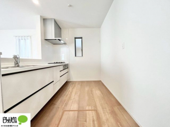 �L�b�`���@�l�C�̃J�E���^�[�L�b�`������́A���r���O�ɂ��邲�Ƒ��̗l�q���f���܂�