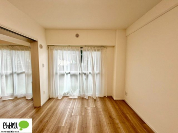 ���̑����ρ@���r���O���ɂ͗m�����B�h�A���J���āA����ɍL����Ԃɂ��邱�Ƃ��\�ł��B