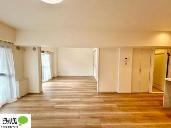 ���r���O�@�傫�ȑ��̂��郊�r���O�͖��邭�A���ʂ����ǂ��A�Ƒ��݂�Ȃ̏΂����������n��܂�