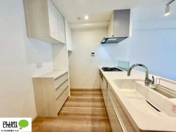 �L�b�`���@�l�C�̃J�E���^�[�L�b�`������́A���r���O�ɂ��邲�Ƒ��̗l�q���f���܂�