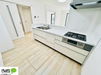 �L�b�`���@�{�H��ʐ^�@�l�C�̃J�E���^�[�L�b�`������́A���r���O�ɂ��邲�Ƒ��̗l�q���f���܂�