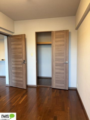 ���[�@�N���[�[�b�g�́A�����E���s��������A��̒����ߗނ����N���N���[�\�ł�