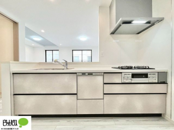 �L�b�`���@�l�C�̃J�E���^�[�L�b�`������́A���r���O�ɂ��邲�Ƒ��̗l�q���f���܂�