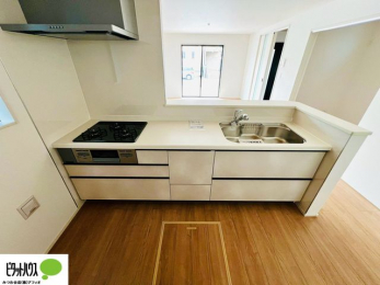 �L�b�`���@�{�H��ʐ^�@�l�C�̃J�E���^�[�L�b�`������́A���r���O�ɂ��邲�Ƒ��̗l�q���f���܂�