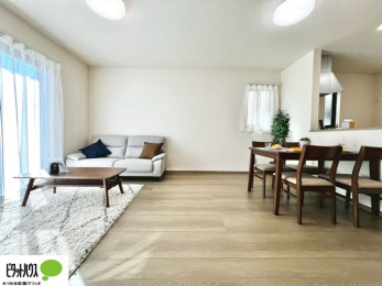 ���r���O�@���r���O�͉Ƒ��ōL�X�Ɖ߂�����18���B�L�b�`�����烊�r���O�����ʂ��āA���q����̗l�q���΂�����B