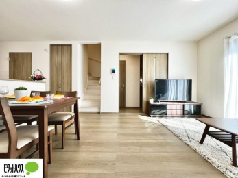 ���r���O�@���R�����������ޒg���ȃ��r���O�B��������ɂ͓Ǐ��₨���Q�ł����Ȃ���̂�т�Ɖ߂����ЂƎ����B