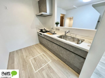 �L�b�`���@�{�H��ʐ^�F�l�C�̃J�E���^�[�L�b�`������́A���r���O�ɂ��邲�Ƒ��̗l�q���f���܂�