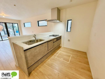 �L�b�`���@�{�H��ʐ^�@�l�C�̃J�E���^�[�L�b�`������́A���r���O�ɂ��邲�Ƒ��̗l�q���f���܂�